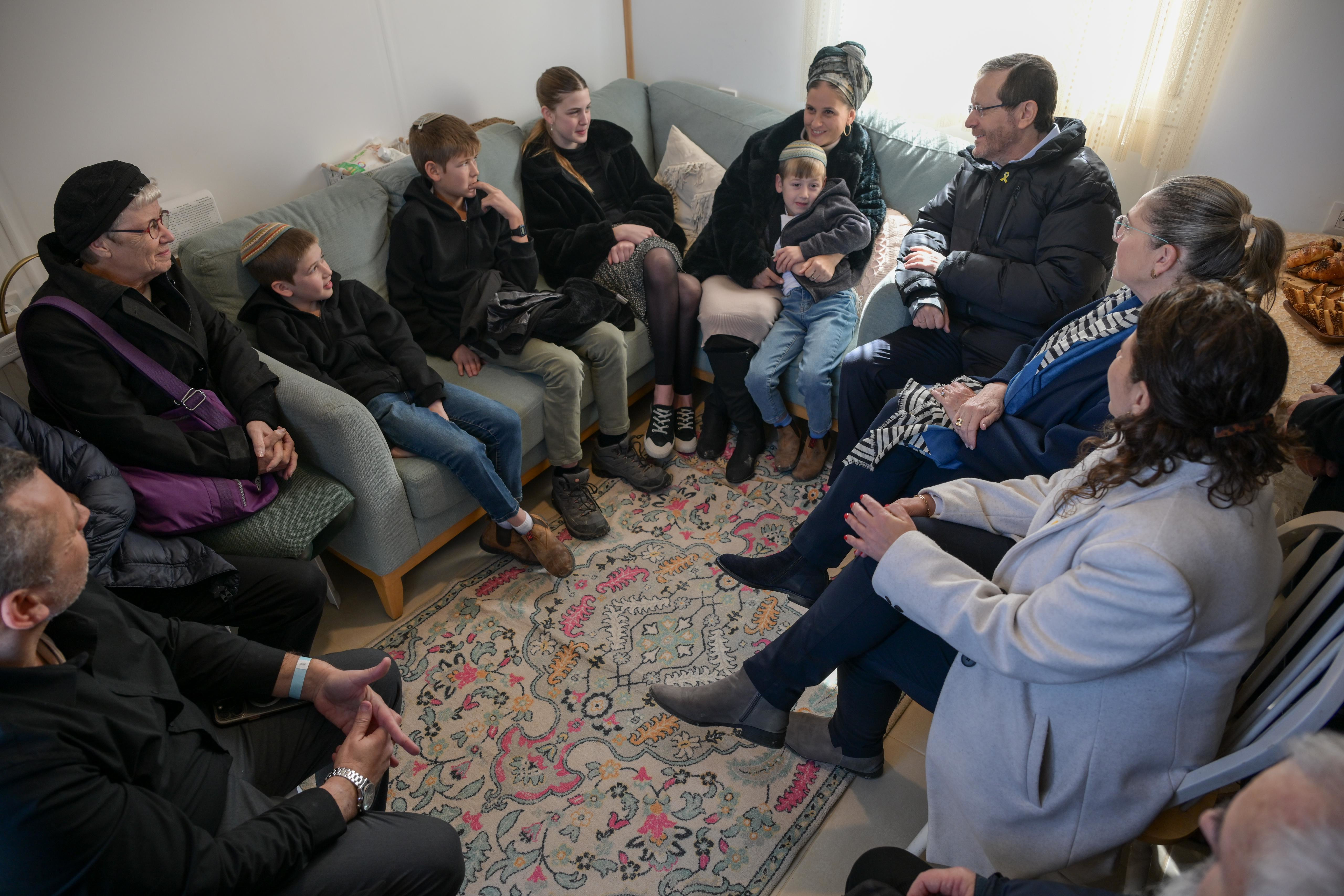 הרצוג עם בני המשפחה