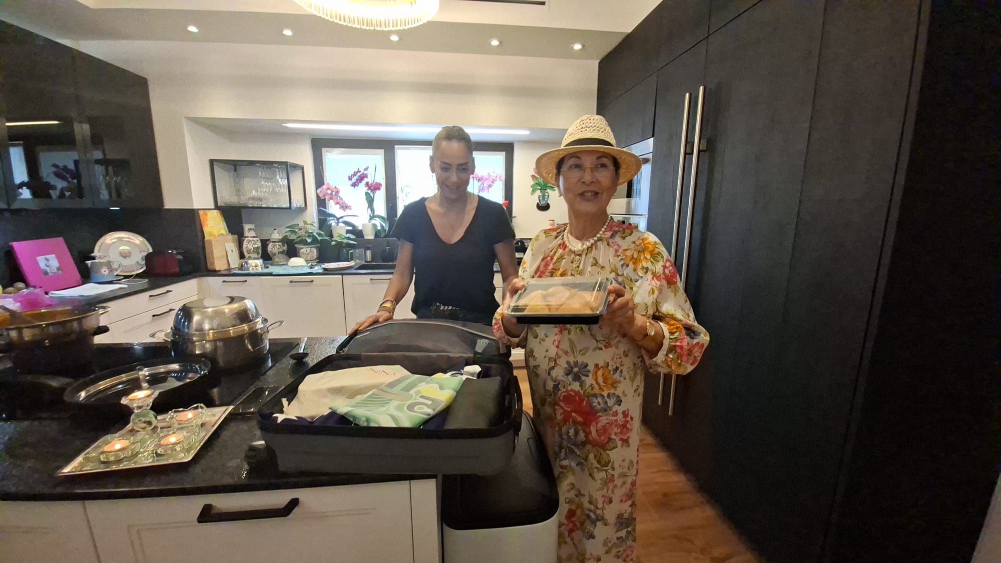 סבתו של עידן ודודתו אורזות לו מזוודה