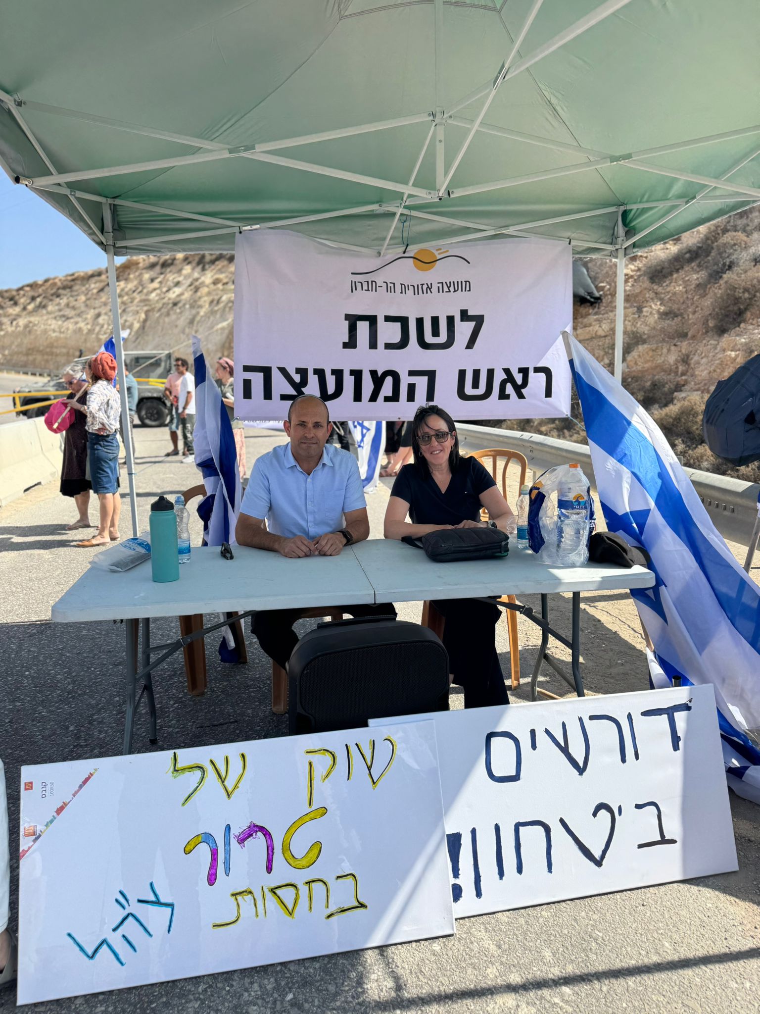  Элирам Азулай возле нелегального рынка около Мейтара                                                                    צילום: באדיבות המצלם