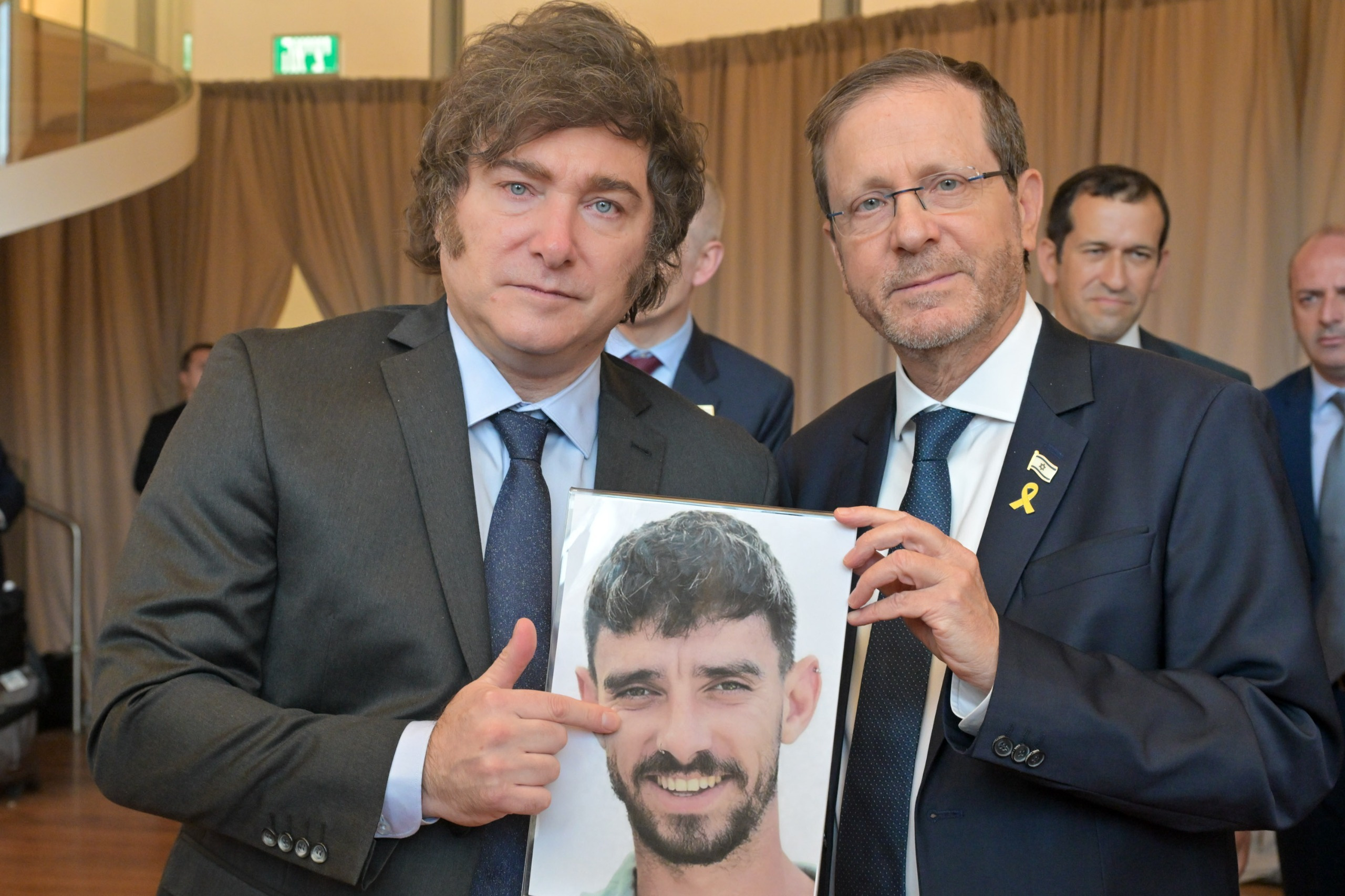 Ицхак Герцог и Хавьер Миллей с фотографией Ариэля Кунео  