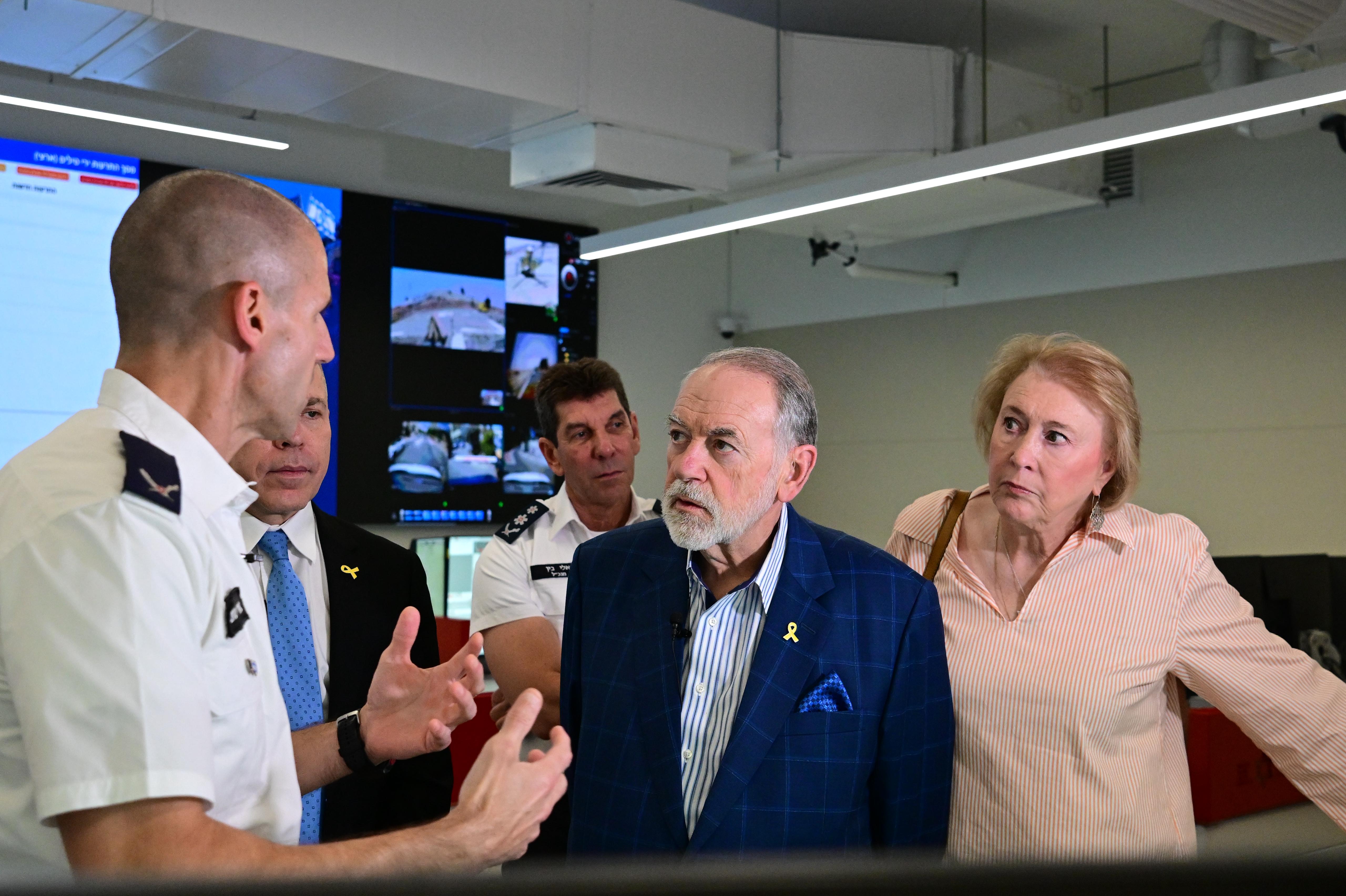 מייק האקבי בבנק הדם