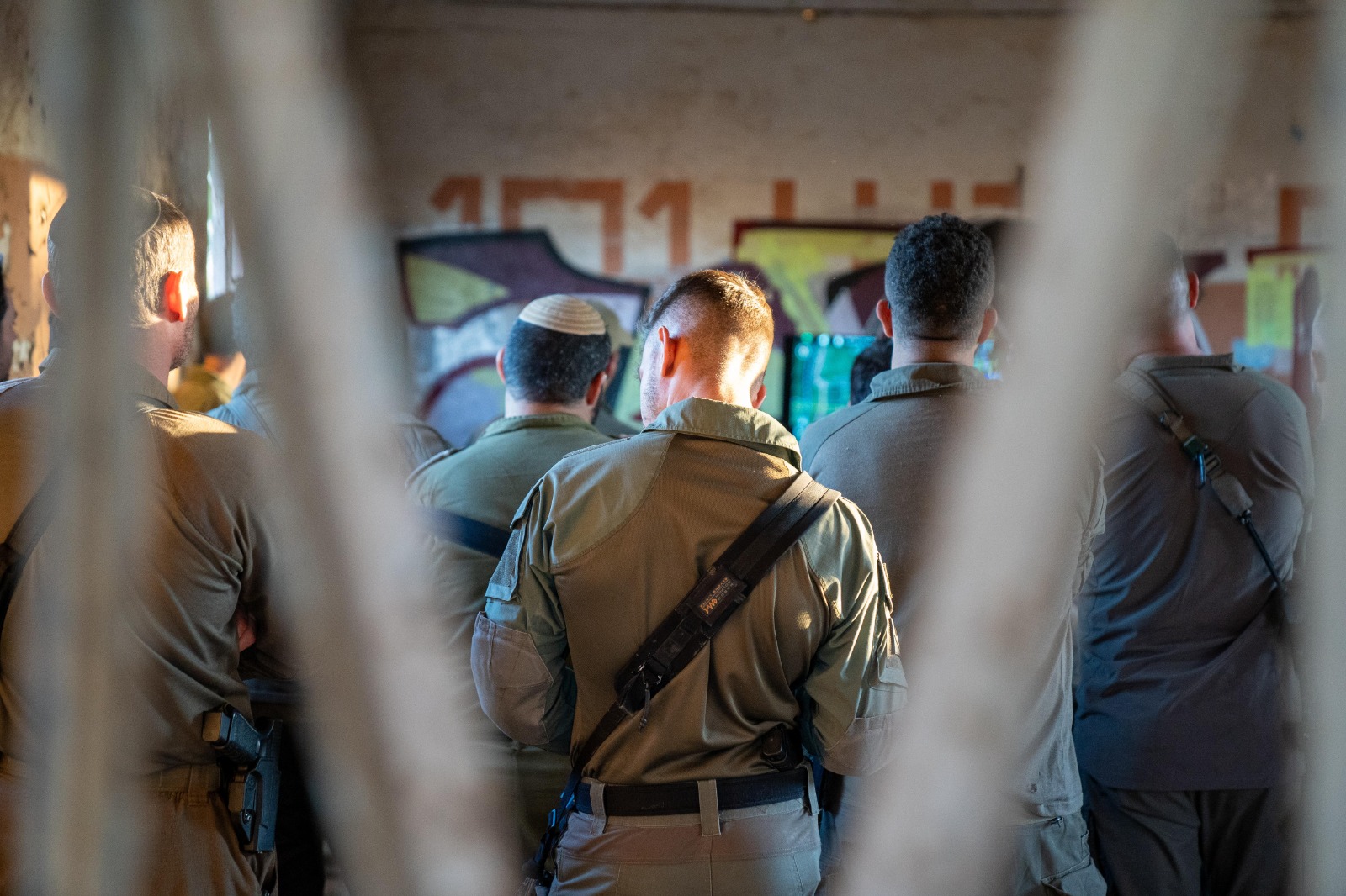 הלוחמים בתדרוך לפני היציאה למבצע