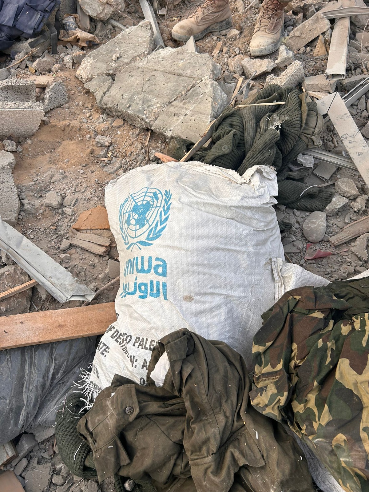 Военное снаряжение террористов в мешках БАПОРа                                                                                       צילום: דובר צה"ל