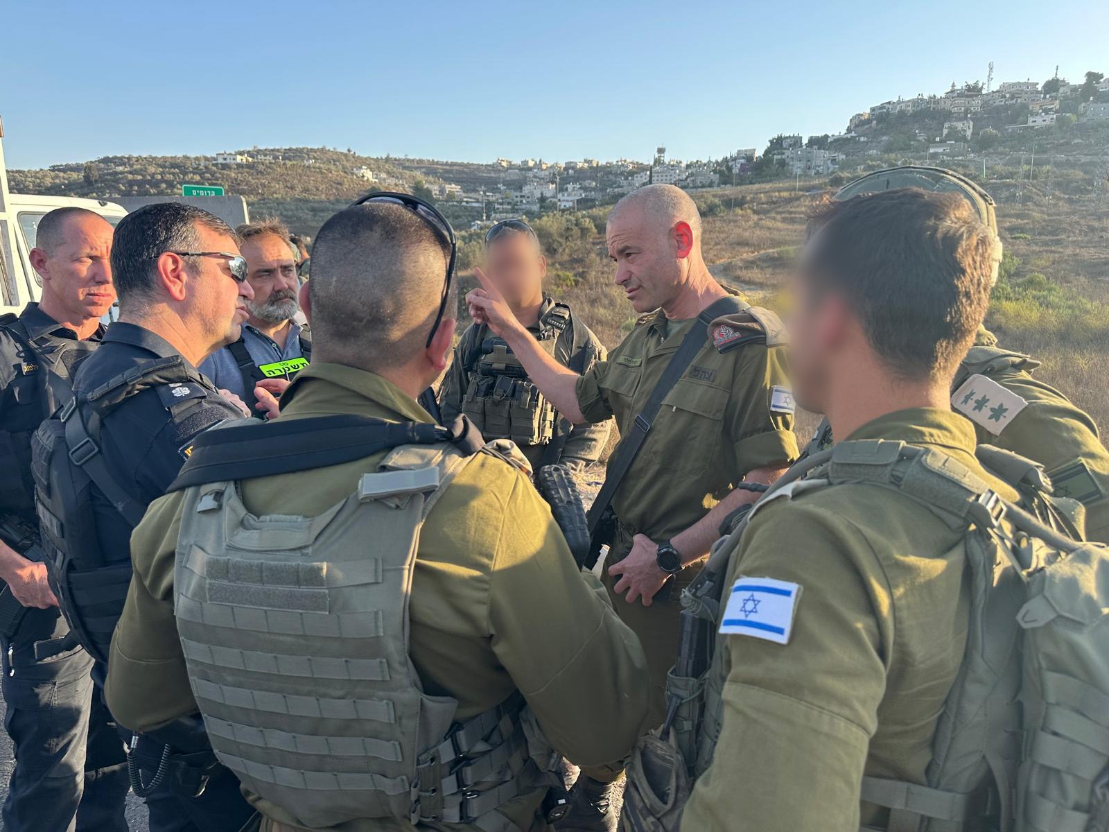 מפקד אוגדת איו"ש בזירת הפיגוע בצומת ג'ית