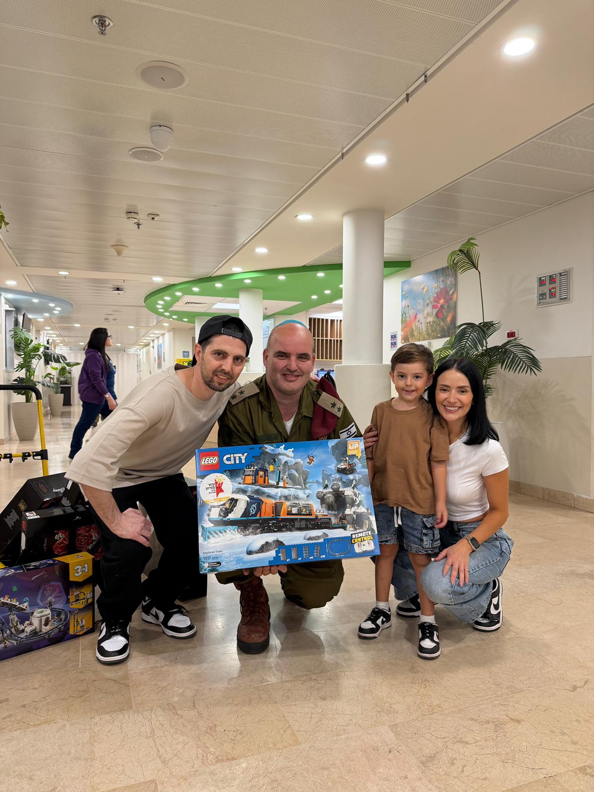 Элькана Бухбут, члены его семьи и Маор Коэн