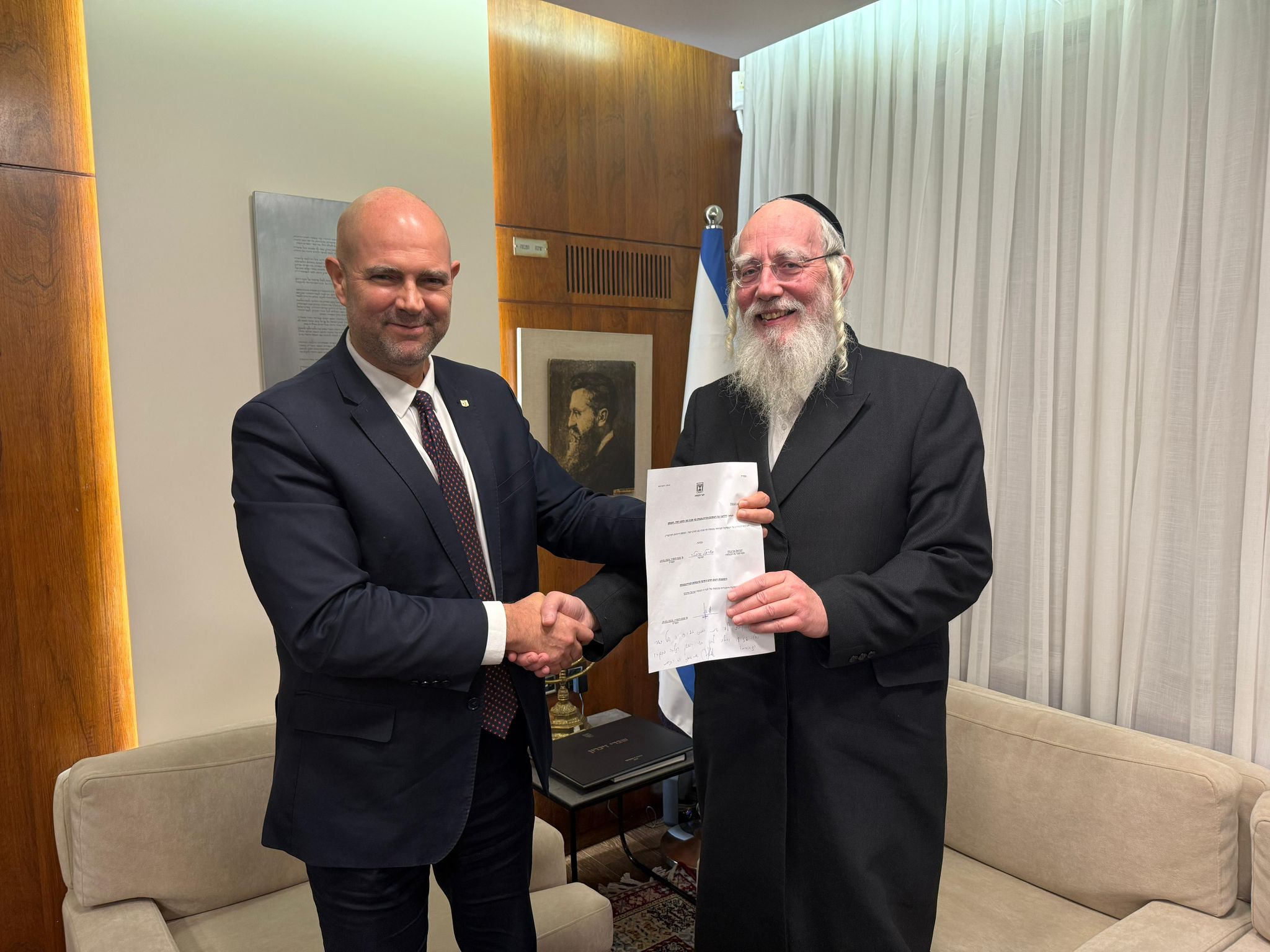 ח"כ אייכלר מגיש את מכתב ההתפטרות ליו"ר הכנסת