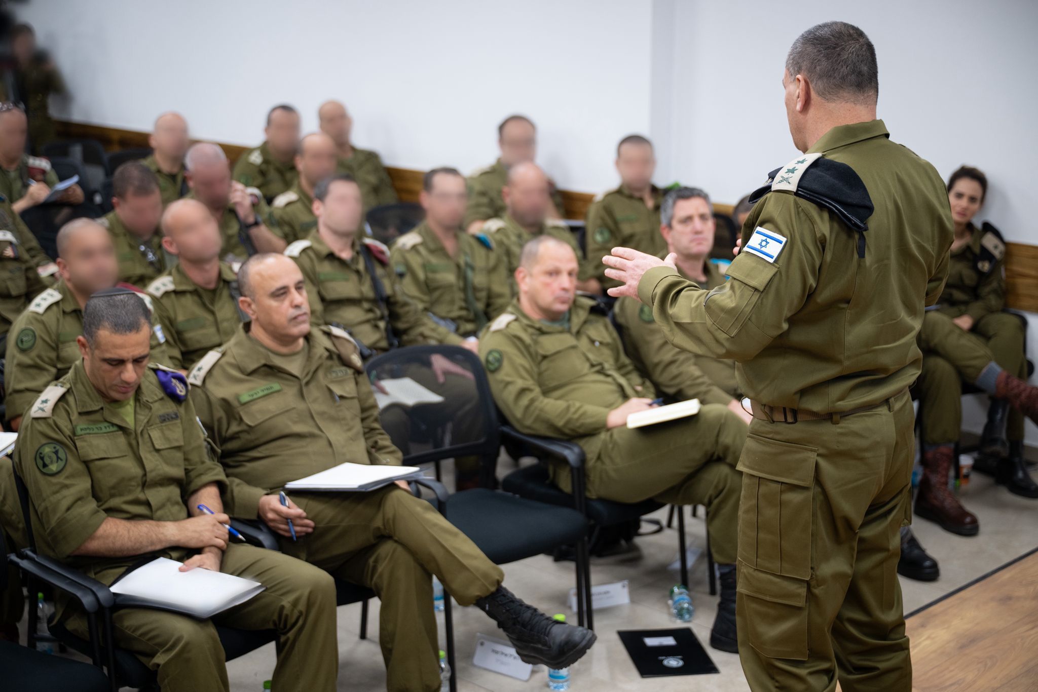 Замир беседует с командирами бригад                                                                                                             צילום: דובר צה"ל