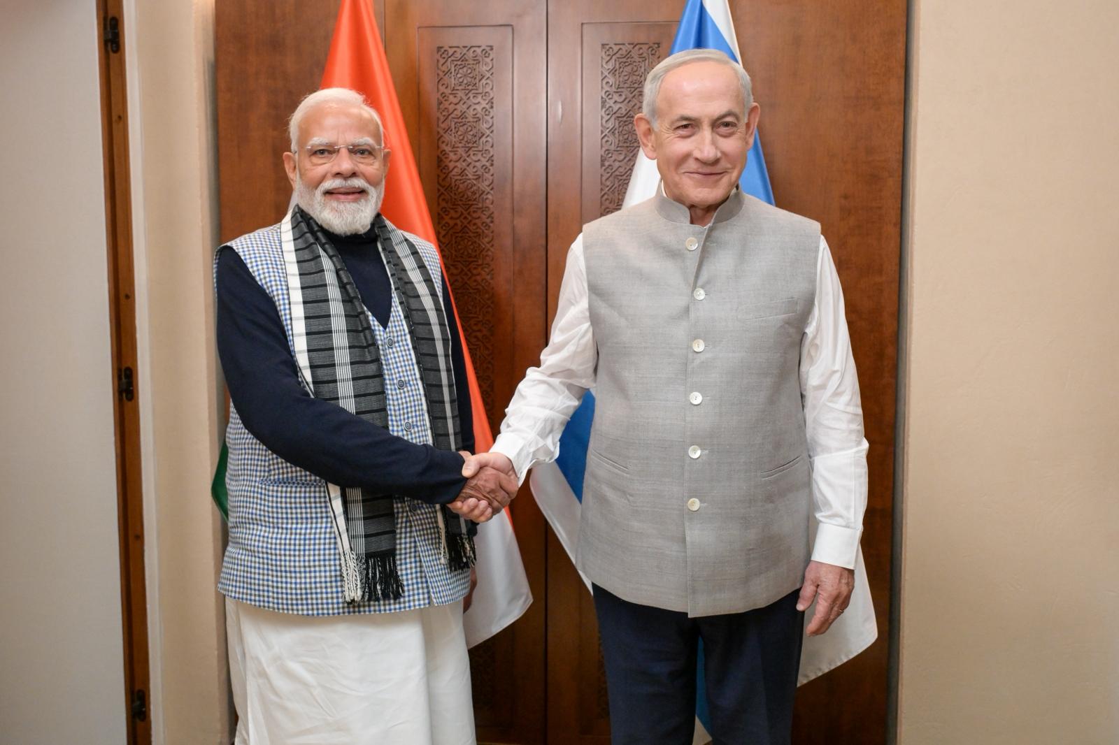 נתניהו בלבוש הודי עם נרנדרה מודי