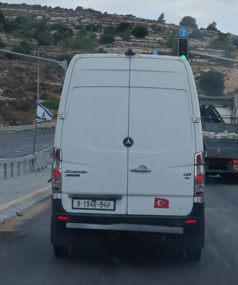 הרכב עם דגל טורקיה בכביש 60