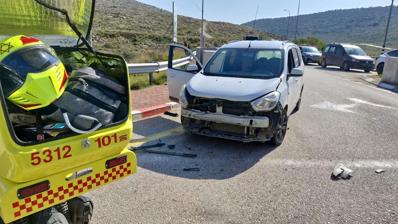 Место аварии недалеко от Бейт-Арье צילום: דוברות מד"א