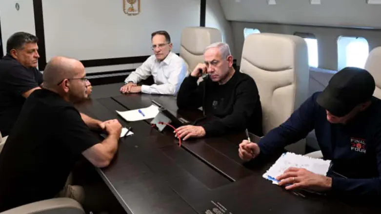 Биньямин Нетаньяху на борту "Крыла Сиона"