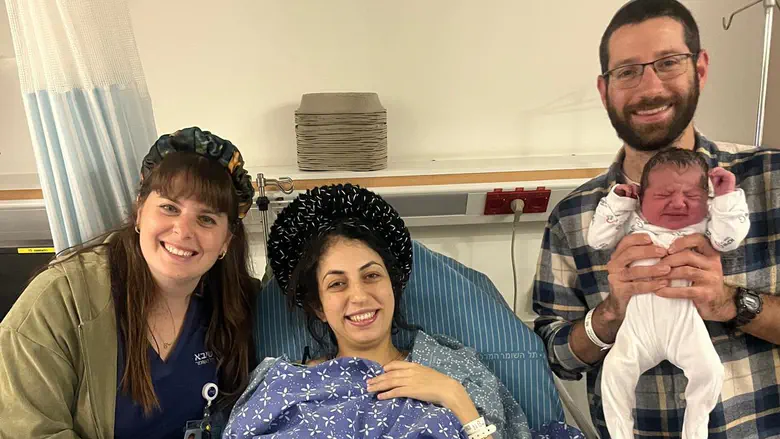 Ошрит и Барак Лангерманы с новорожденной дочерью  