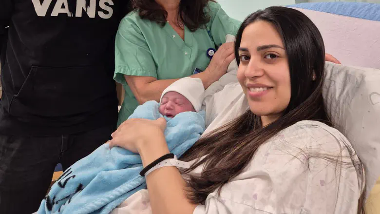 Мать с новорожденным ребенком в больнице "Ихилов" 