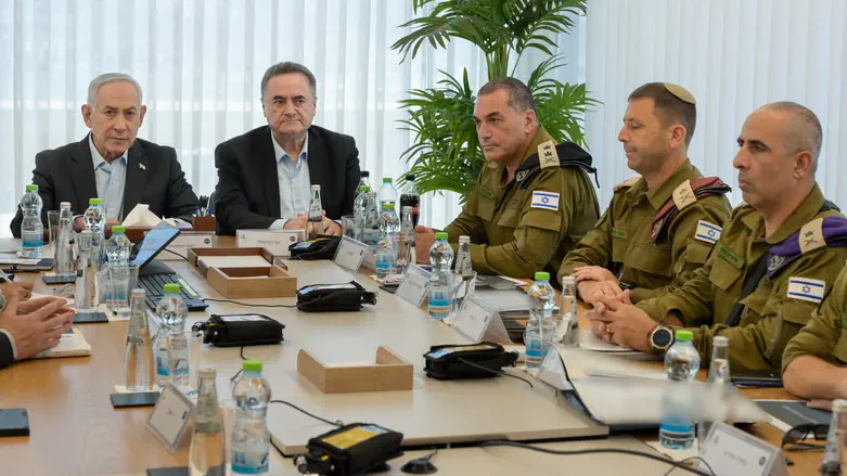 נתניהו וכ"ץ בהערכת מצב בפיקוד מרכז