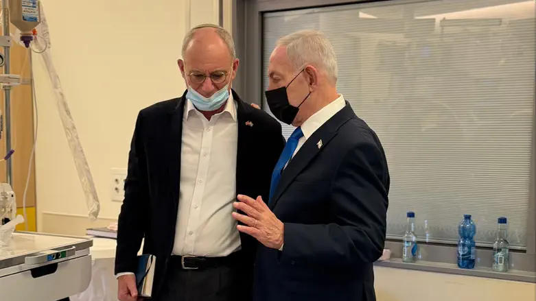 נתניהו מבקר את הלוחם הפצוע נריה לייטר