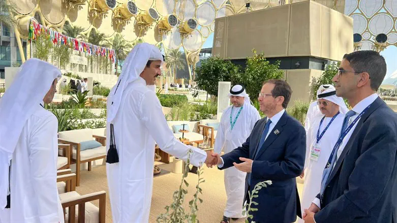 Рукопожатие Ицхака Герцога с эмиром Катара