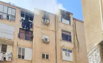 Мальчик звал на помощь в окне горящего дома