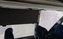 Видео из автобуса, забросанного камнями. Пострадали студенты