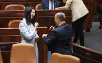 Депутат Ширли Пинто: присяга на языке жестов