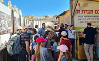 Евреи поднимаются на Храмовую гору и молятся у Западной стены