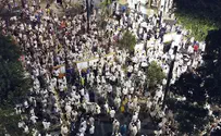 Тысячи людей на массовой молитве на площади Дизенгоф. Видео