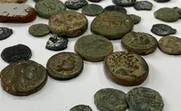 Монета Хасмонеев и печать - в доме иерусалимского араба