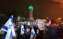 Танцы и израильские флаги на месте теракта