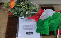 Цветы, завернутые во флаг ПА – на пороге дома Нира Орбаха