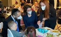 Германия: министр навестила сирот из Украины в доме Хабада