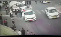 Араб повесил флаг ООП на полицейскую машину. Видео