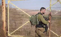Ливанские министры кидают камни через границу в Израиль. Видео