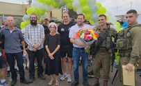 Поселенцы дарили цветы и обнимали солдат: «Вы – наши братья»