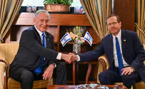 Ицхак Герцог вручает мандат Биньямину Нетаньяху