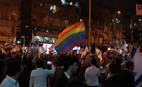 Флаги ЛГБТ на массовой демонстрации в Бней-Браке