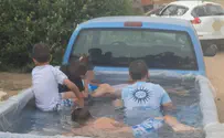 Бассейн в пикапе с купающимися детьми. Видео
