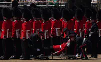 Трое солдат королевской гвардии потеряли сознание из-за жары