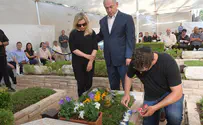Письмо с угрозами премьер-министру на могиле Йони Нетаньяху