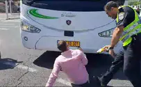 Электрошокер против хареди, севшего перед автобусом. Видео