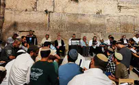 Евреи читают «кинот» и «Мегилат Эйха» у Западной Стены
