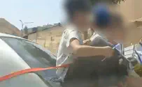 Водитель привязал детей к багажнику машины. Видео