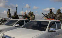 Мото-террористы по очереди обстреливает гражданский автомобиль