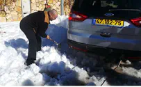 Беннет помогал откапывать машины из снега