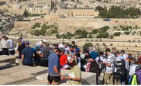 Тысячи посетителей на могиле первого главного раввина Израиля