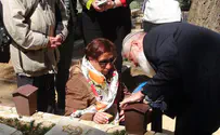 Фото и видео: родня посещает могилу солдата-героя