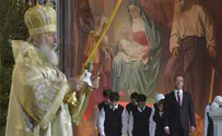 Путин подарил патриарху на юбилей панно из янтаря