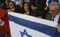 Мири Регев на баскетболе в Турции с флагом Израиля. Видео