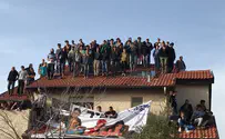 Сидевшие на крыше юноши выпущены на свободу