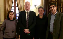 Посол США Гринблатт встретился с семьями похищенных солдат