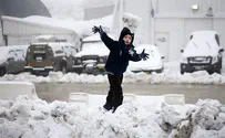 Смотрим: Маленькая девочка спасла маму от снежной смерти 