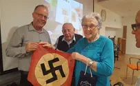 Нацистский флаг, захваченный в Сароне, передан в «Яд Вашем»